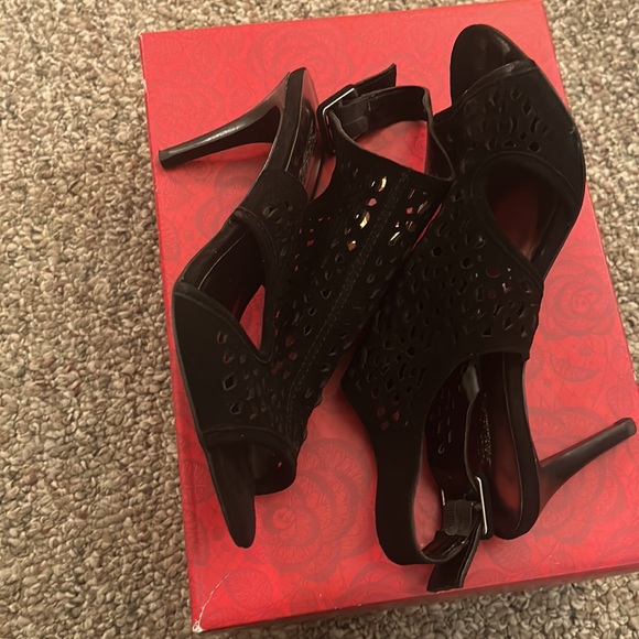 Carlos Santana open toe heels - Picture 2 of 8